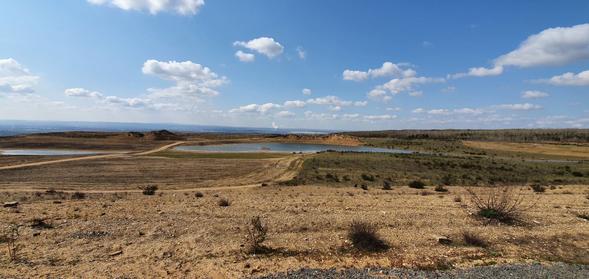 Stausee mit einer Straße bei der Sophienhöhe