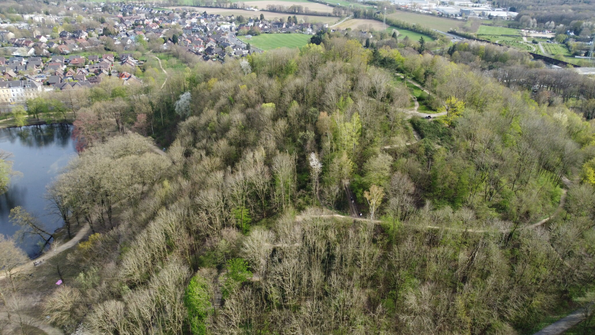 Berg mit Bäumen und einem See - Rheydter Müllberg