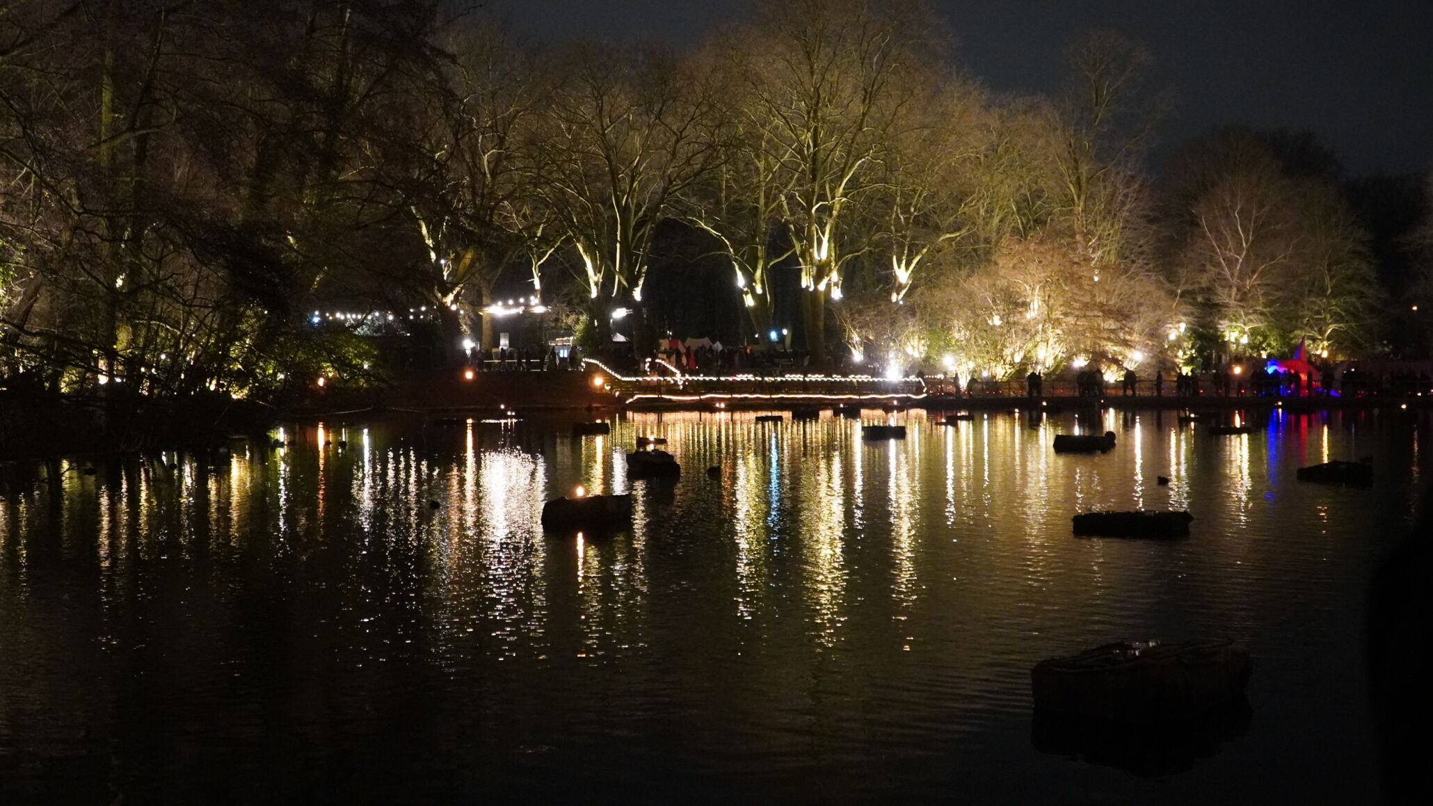 See Federnbaumpark in Dortmund für die Phantastische Lichterweihnachtsmarkt